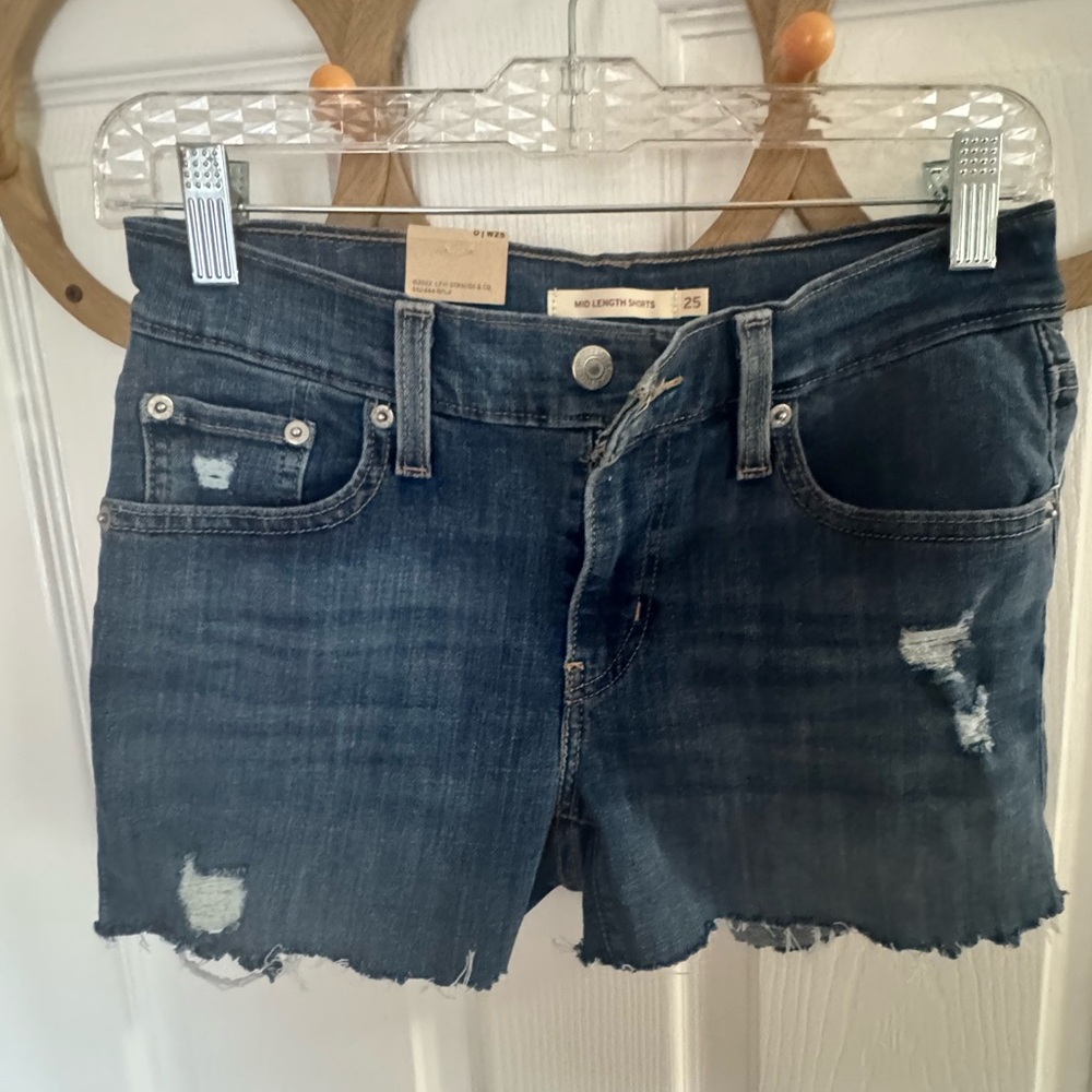 NWT Levi’s Distressed Denim Shorts